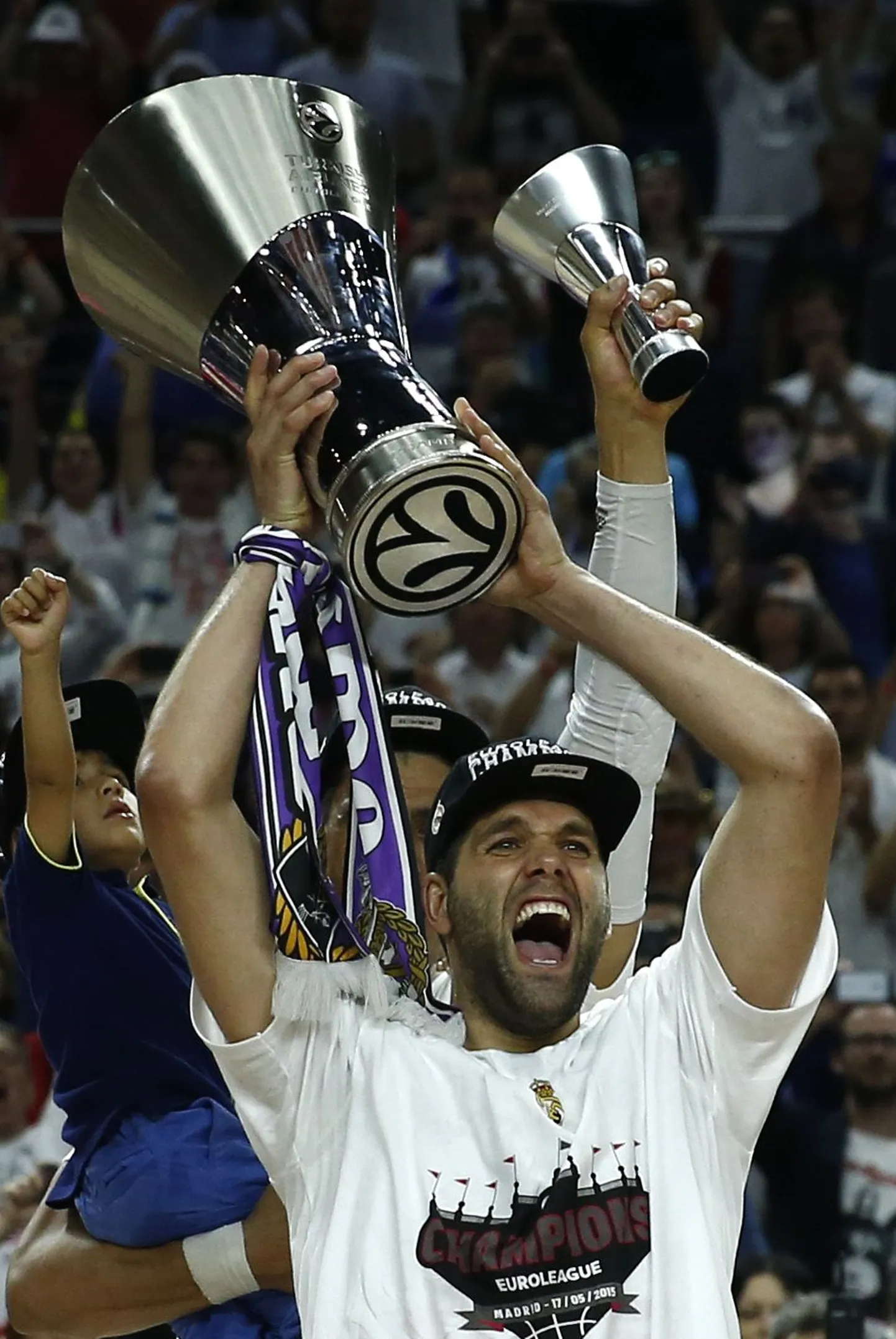 Reali kapten Felipe Reyes tõstab Euroliiga karika pea kohale.