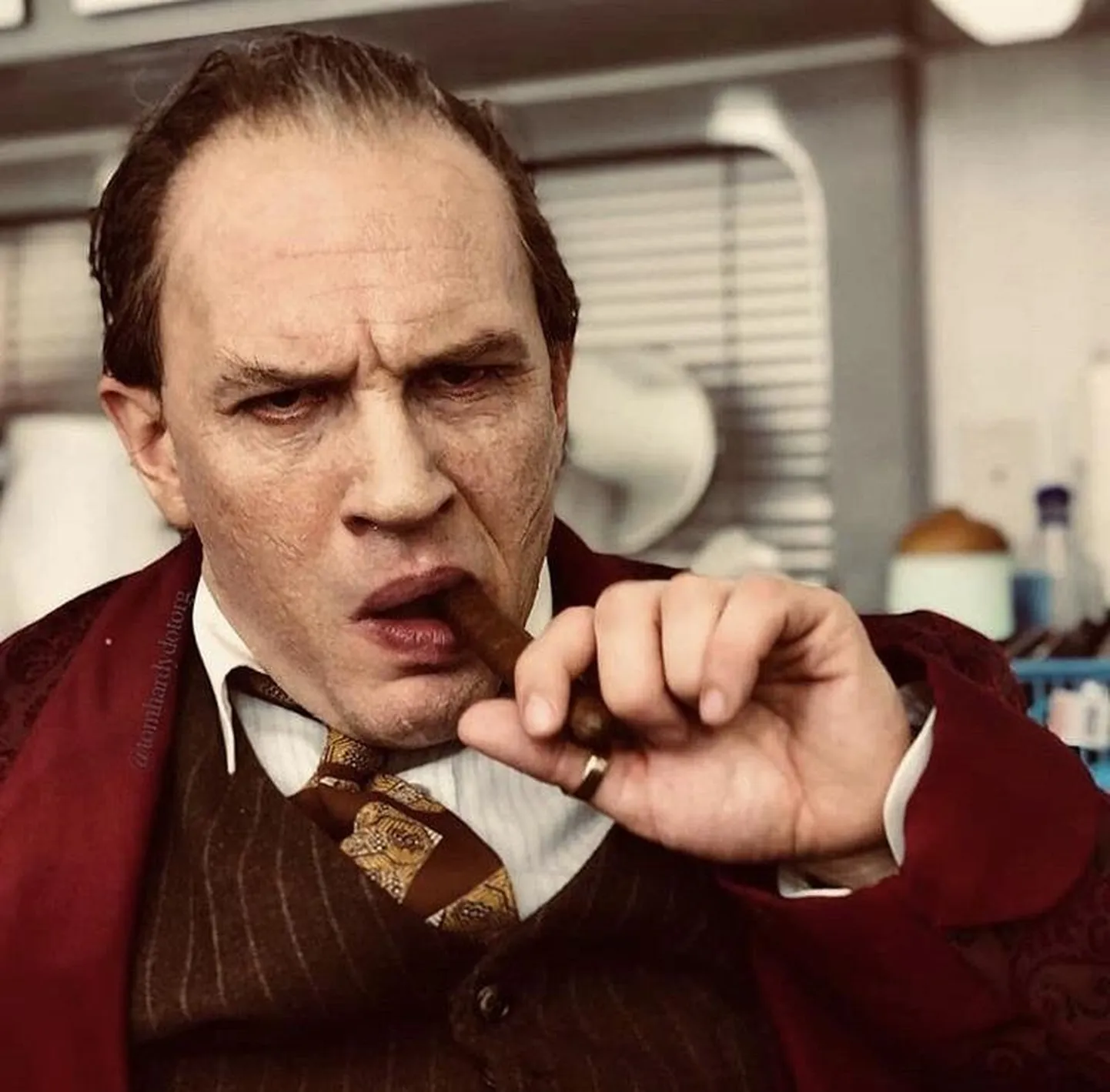 Tom Hardy mängitud Capone on ühtaegu õõvastav ja koletu, ent oma seniilses abituses ka inimlikku kaastunnet tekitav, peaaegu traagiline tegelane. Tõenäoliselt nopib ta rolli eest hulganisti auhindu.
