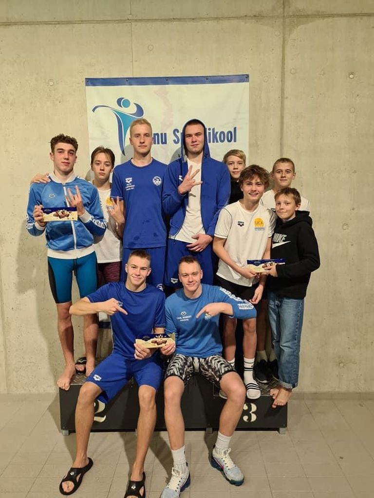 Poiste 4x50 meetri kombineeritud teatevõistluses kodulinna rekordiga võidu sepistanud Pärnu spordikooli teatenelik võttis vastu väljateenitud kuldmedalid.