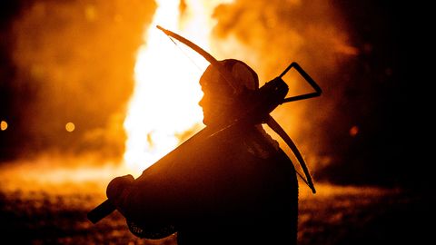 Фото и видео: в Мустамяэ праздничные елки вновь превратились в огненные скульптуры