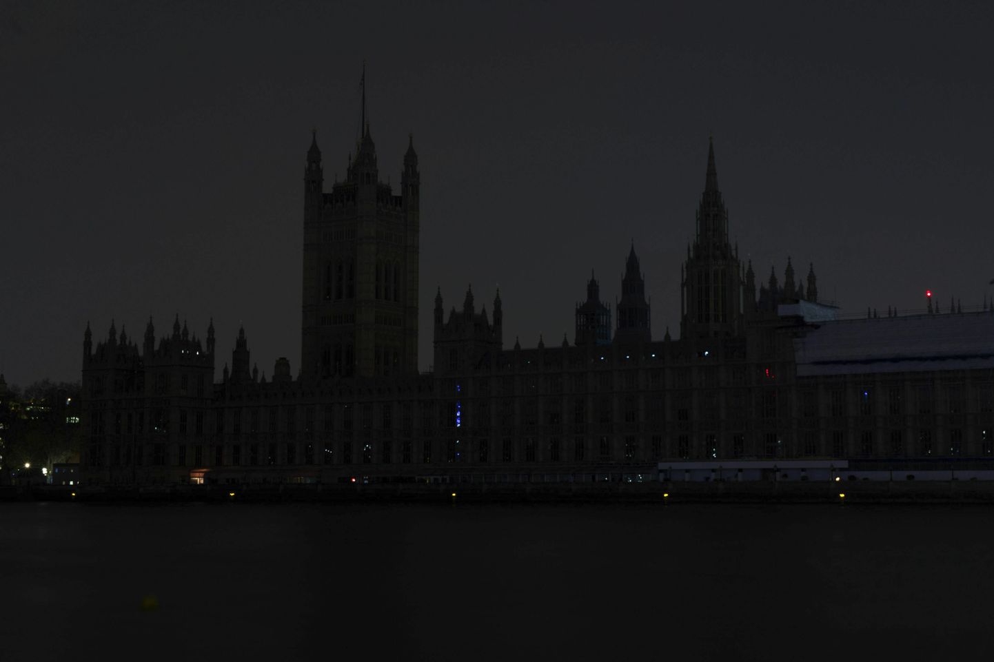 Briti parlament pimendatuna Maa Tunni ajal.
