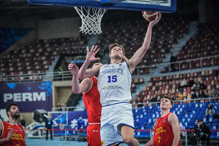 Maik-Kalev Kotsar müttas edukalt korvi all.