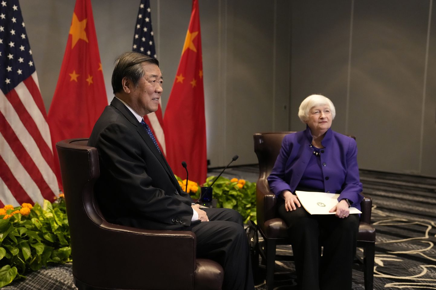 USA rahandusminister Janet Yellen (paremal) istumas Hiina asepeaministri He Lifengi kõrval.