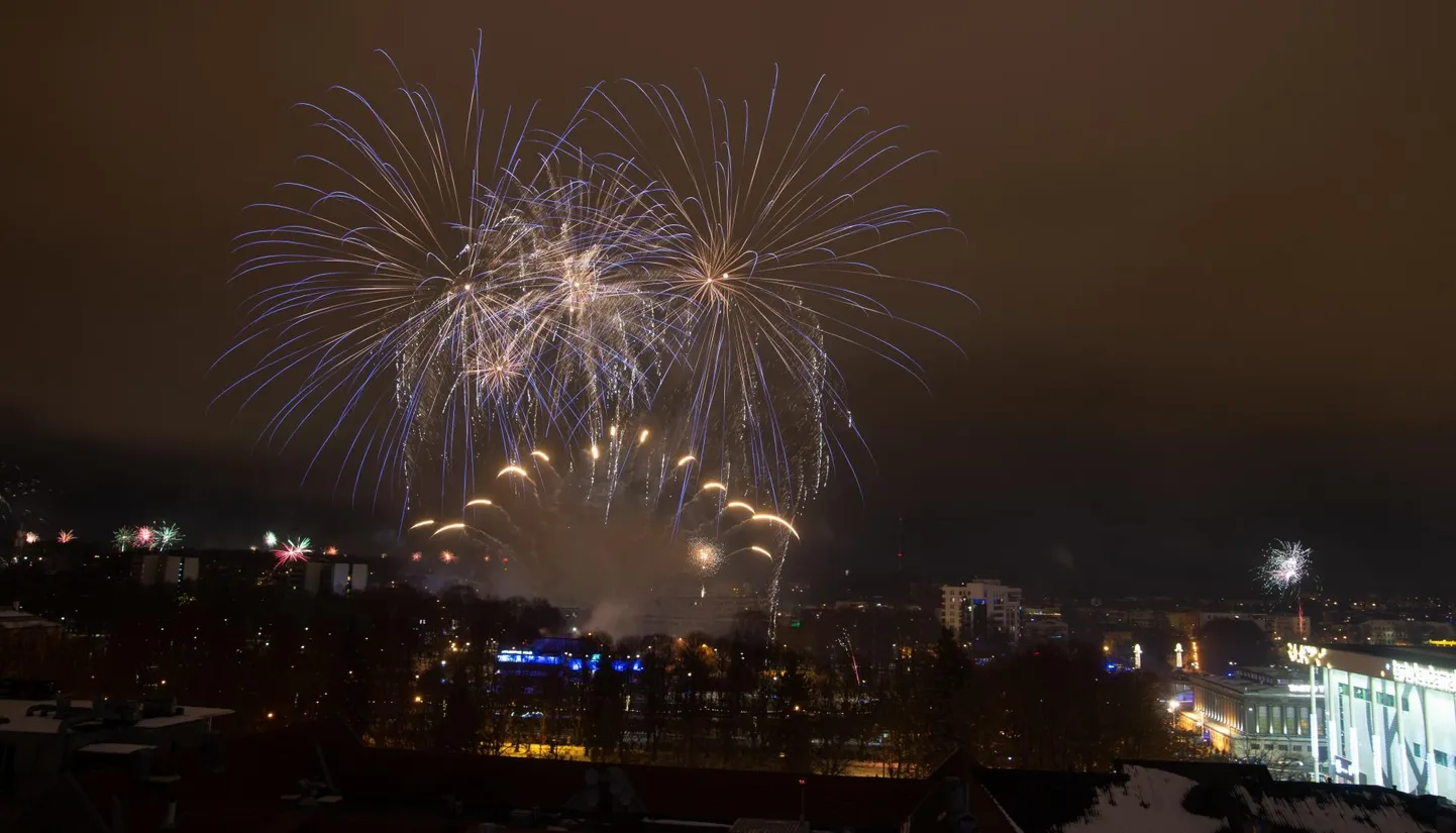 Et uus aasta tuleks õnnelikult, soovitavad päästjad ja arstid pürotehnikaga targalt ringi käia.