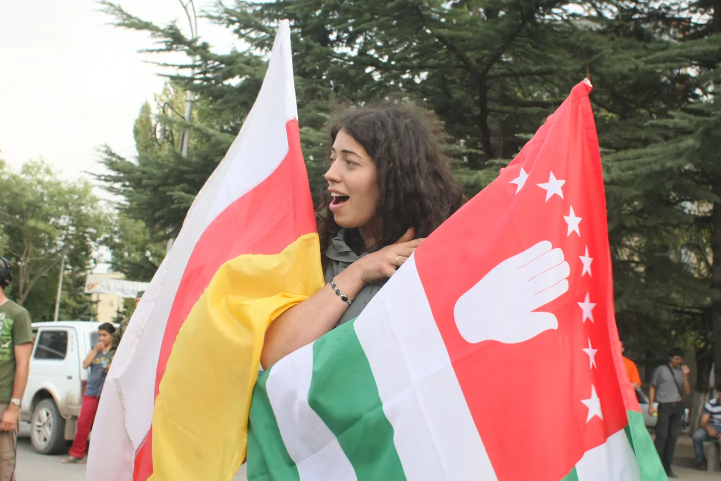 Naine Lõuna-Osseetia ja Abhaasia lippudega