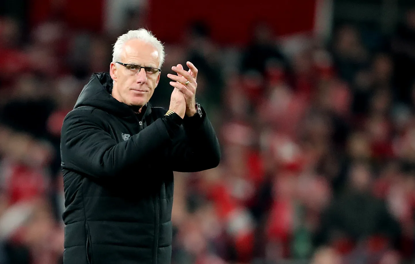 Peatreener Mick McCarthy tänab pärast mängu fänne.