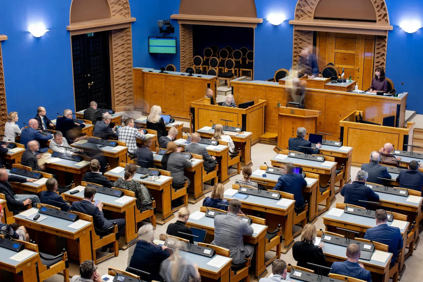 Eelnõule kirjutasid alla Sotsiaaldemokraadid, Reformierakond, Eesti 200 ja Eesti Konservatiivne Rahvaerakond. Keskerakond ja Isamaa ettepanekuga ei nõustunud.