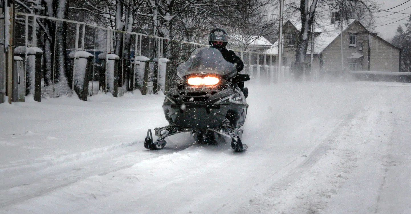 Esimene suurem lumi on toonud tänavatele mootorsaanid.