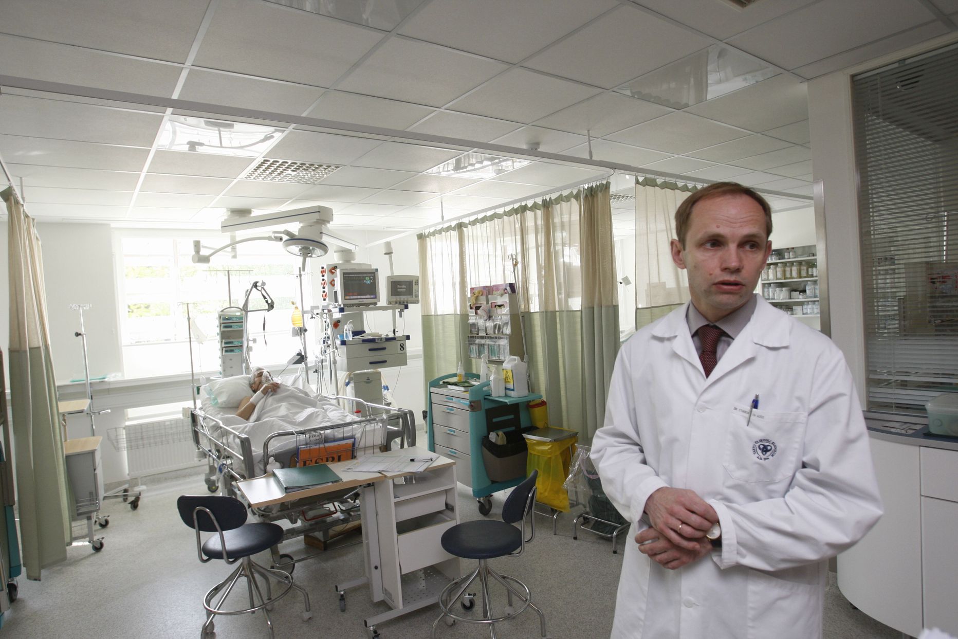 TÜ Kliinikumi anestesioloogia ja intensiivravi kliiniku juhataja, prof Joel Starkopf üldintensiivravi osakonnas.