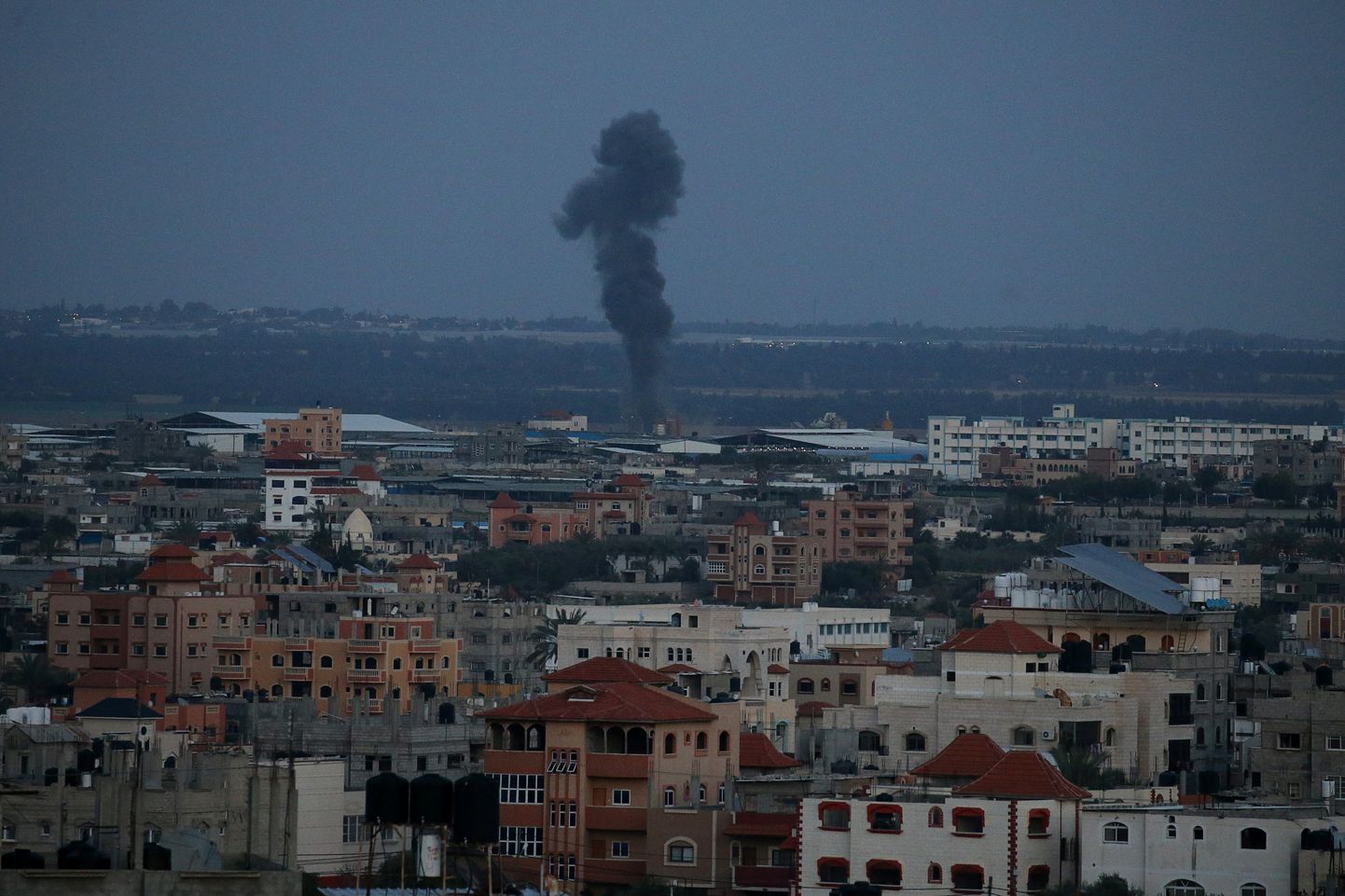 Suitsupilv Gaza sektori lõunaosa kohal pärast tänast Iisraeli rünnakut.