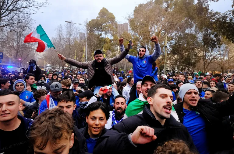 Üle 50 aasta ootust on läbi. Itaalia on taas Euroopa tšempion. Itaalia pöidlahoidjad Austraalias Melbourne`is.