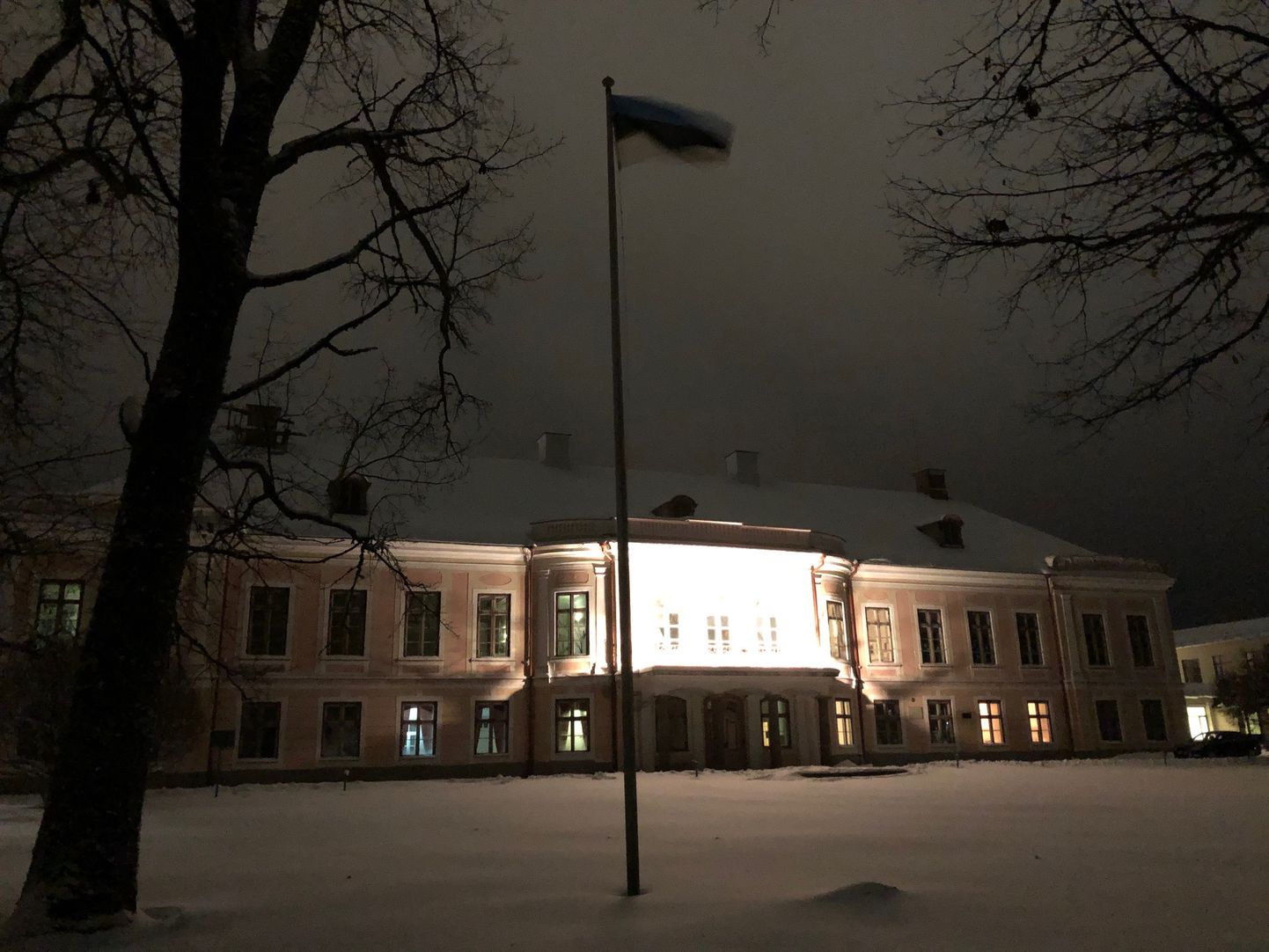 Roosna-Alliku põhikooli ees lehvis pimedal ajal valgustamata riigilipp, kuigi riigilipu seadus nõuab valgustamist. Tartu rahu aastapäeva õhtuks on tuled taas süüdatud.
