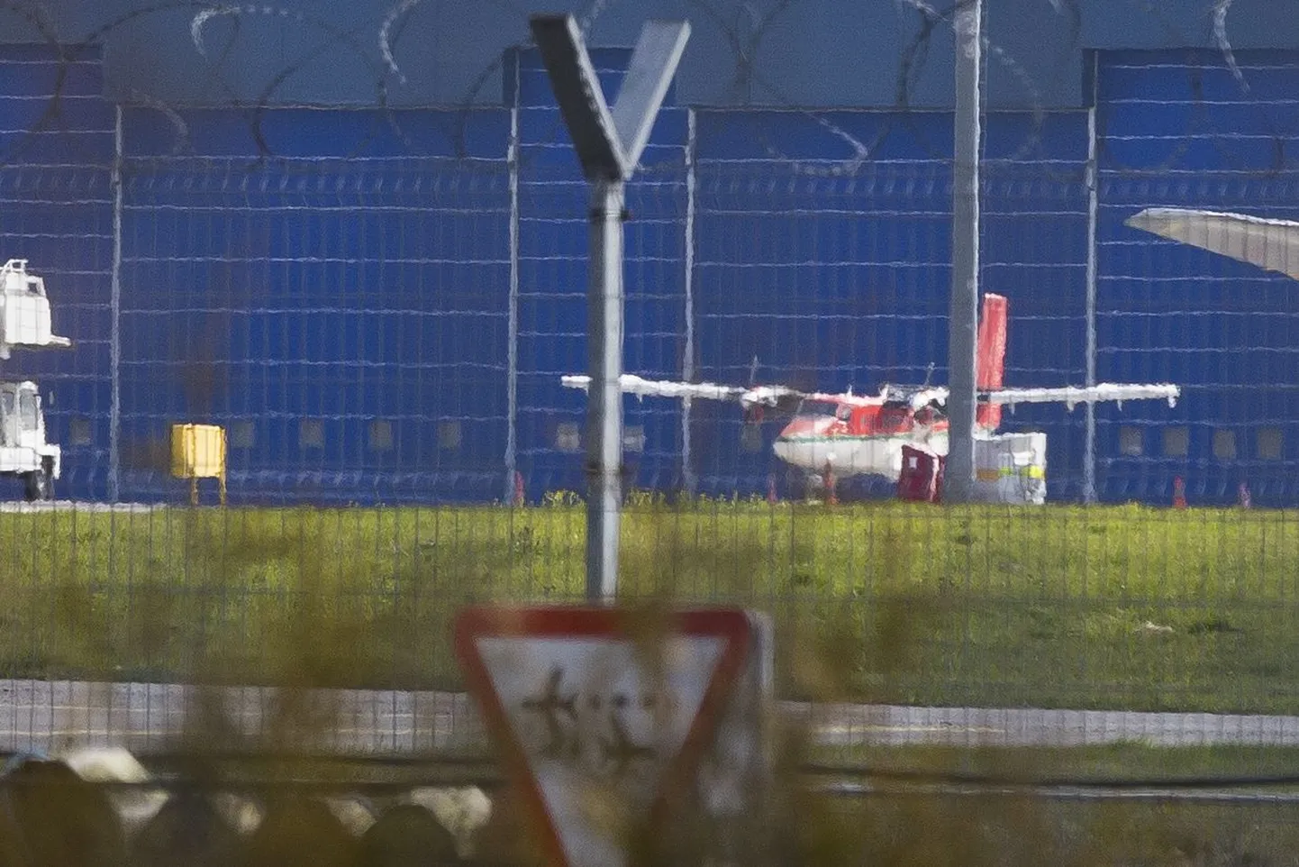 Hädamaandumise teinud väikelennuk DHC6 Twin Otter Tallinna lennujaamas