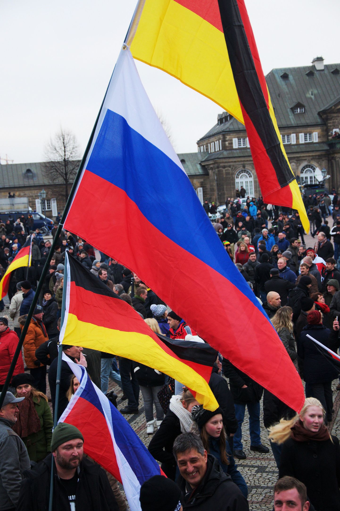 На демонстрации Pegida было много российских флагов.