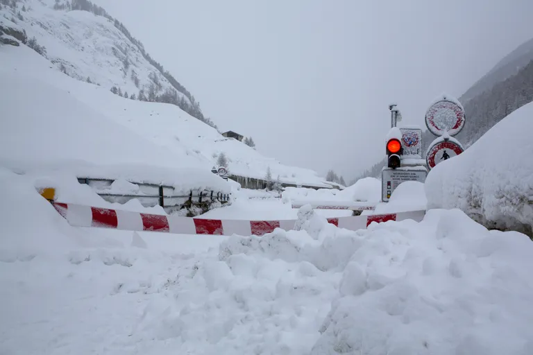 Šveitsi mäesuusakuurort Zermatt on teistkordselt lumevangis