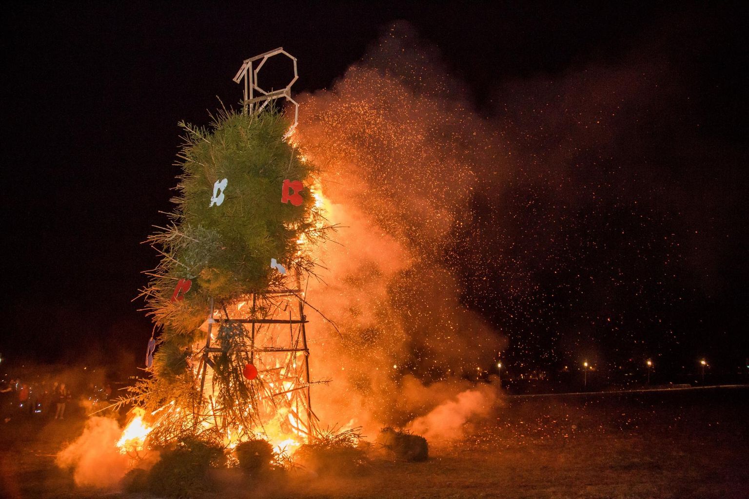 Pärnus Laia tänava ääres parklas süüdatud tuleskulptuur, mille kunstnik Üllar Kallau meisterdas pühenduseks Eesti Vabariigi 100. aastapäevale 2018. aastal.