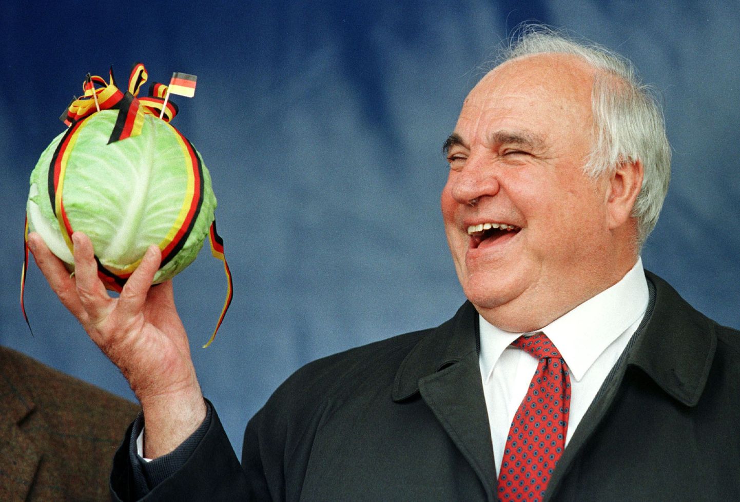 Heatujuline Helmut Kohl naerab nn kapsanalja üle. Kohl tähendab saksa keeles kapsast.
