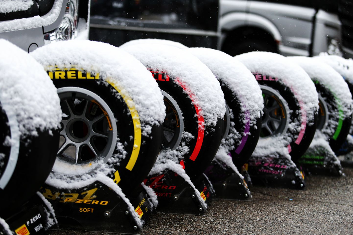 Vormel-1 sarja testipäev Barcelonas lõppes enne, kui alatagi sai, sest Montmelo ringrajal sadas maha lumi. Ainsa sõitjana sai aja kirja Fernando Alonso.