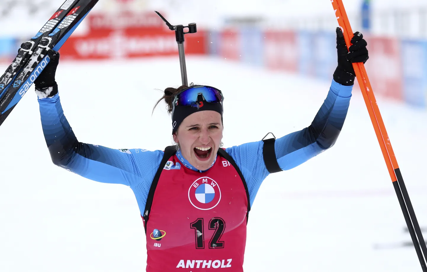 Julia Simon võitu tähistamas.