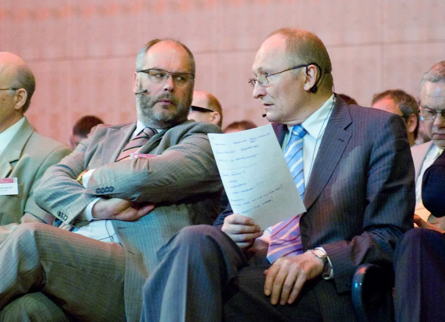 Oma reformikava avalikustas Jaak Aaviksoo eile Tallinna Tehnikaülikooli       arengukonverentsil. Fotol vahetab minister mõtteid Tartu Ülikooli rektori Alar Karisega.