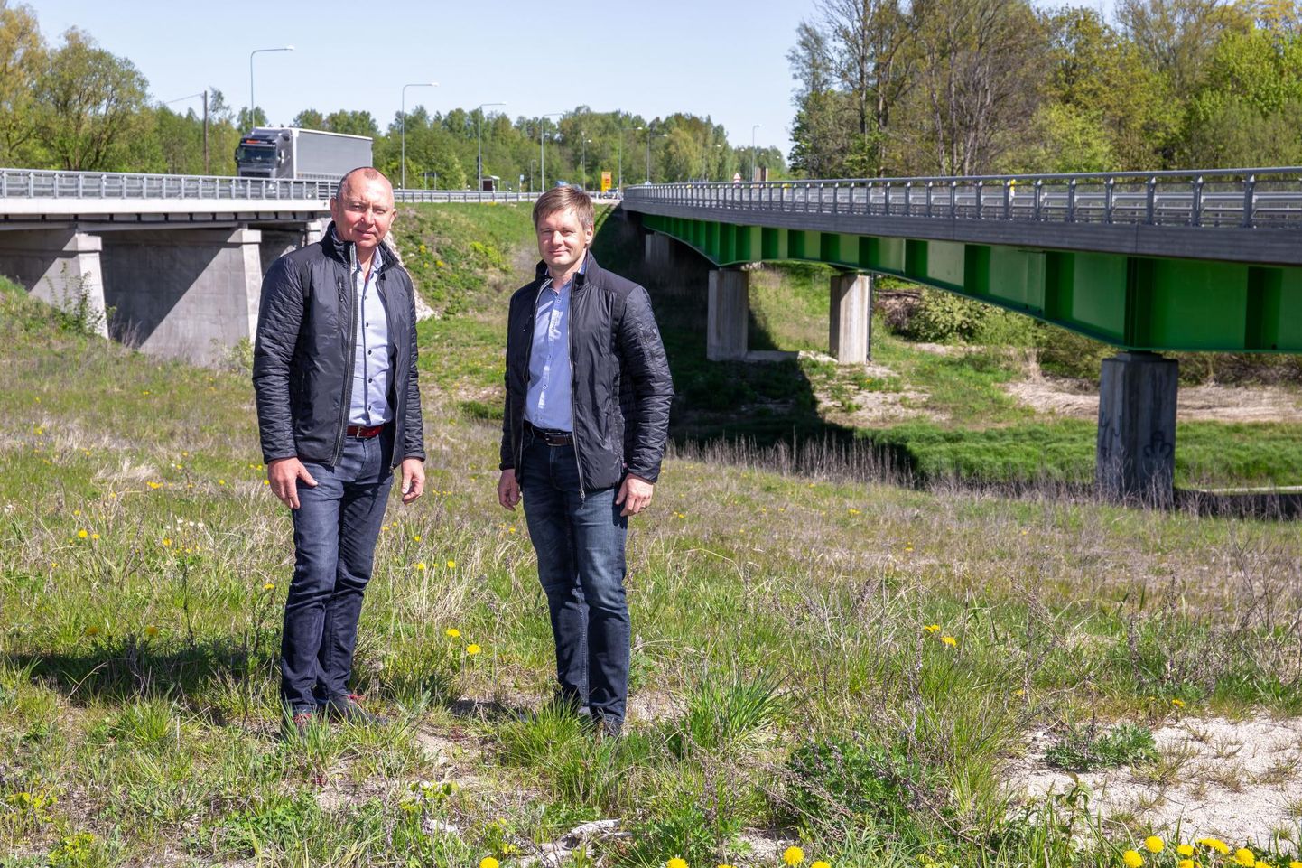 Nurme Teedeehituse juhid Avo Rits ja Tarvi Miilits on seni tehtust eriti uhked Via Balticale jääva koduse Nurme silla ehitamise üle.