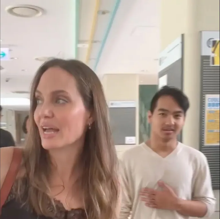 Angelina Jolie ja ta poeg Maddox Lõuna-Korea Yonsei ülikoolis