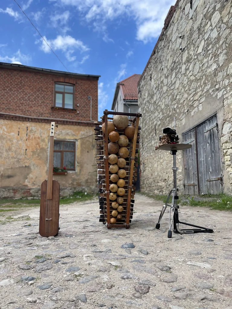 Nielslena Lielsliena un Vijas Moores instrumenti. No kreisās: gembri, balafons un perkusiju komplekts "Kilimandžāro".