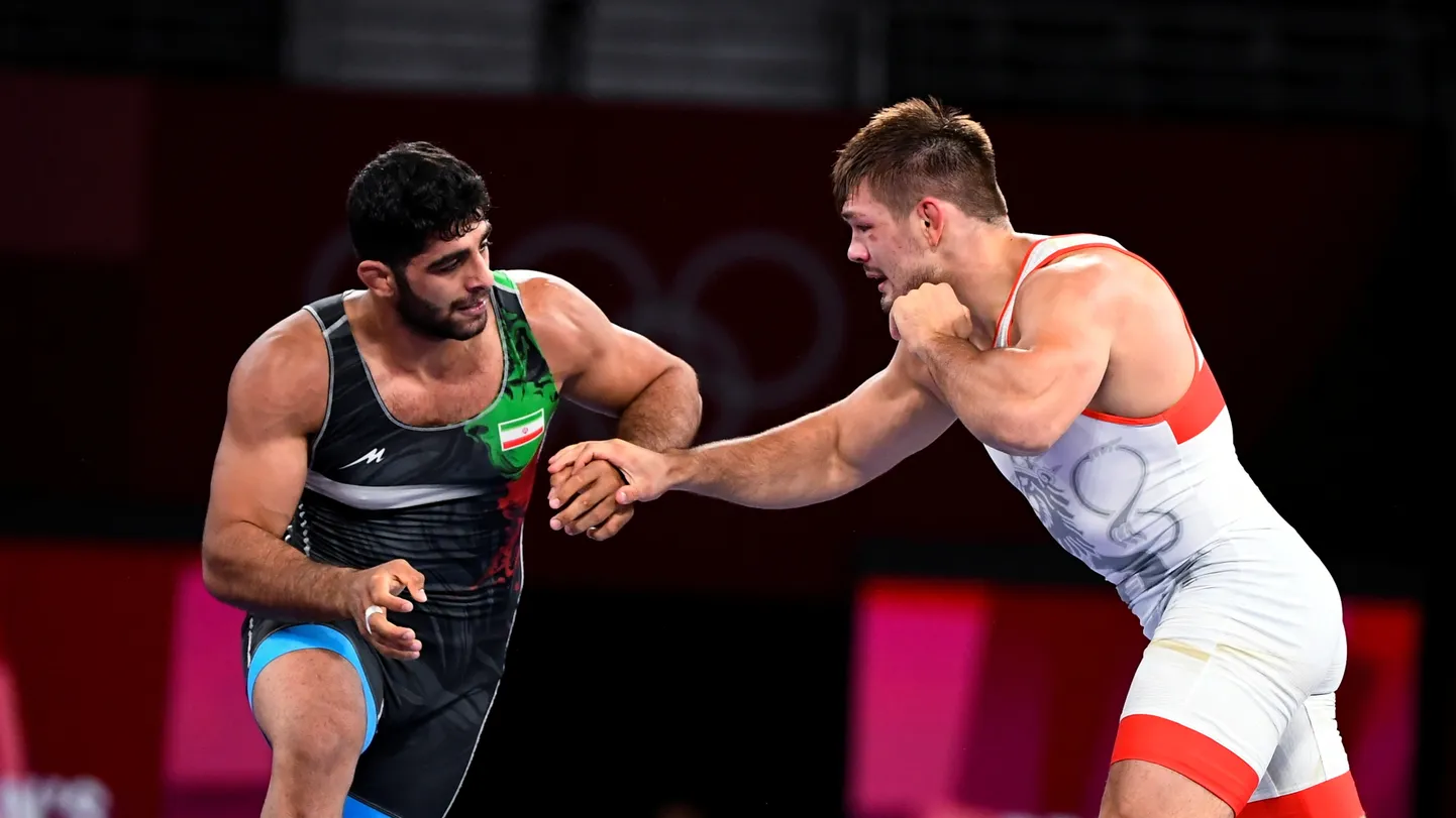 Tokyo olümpial alistas iraanlane Mohammadhadi Saravi (vasakul) kuni 97 kg kaaluvate meeste Kreeka-Rooma maadluse pronksimatšis soomlase Arvi Martin Savolaineni (paremal).