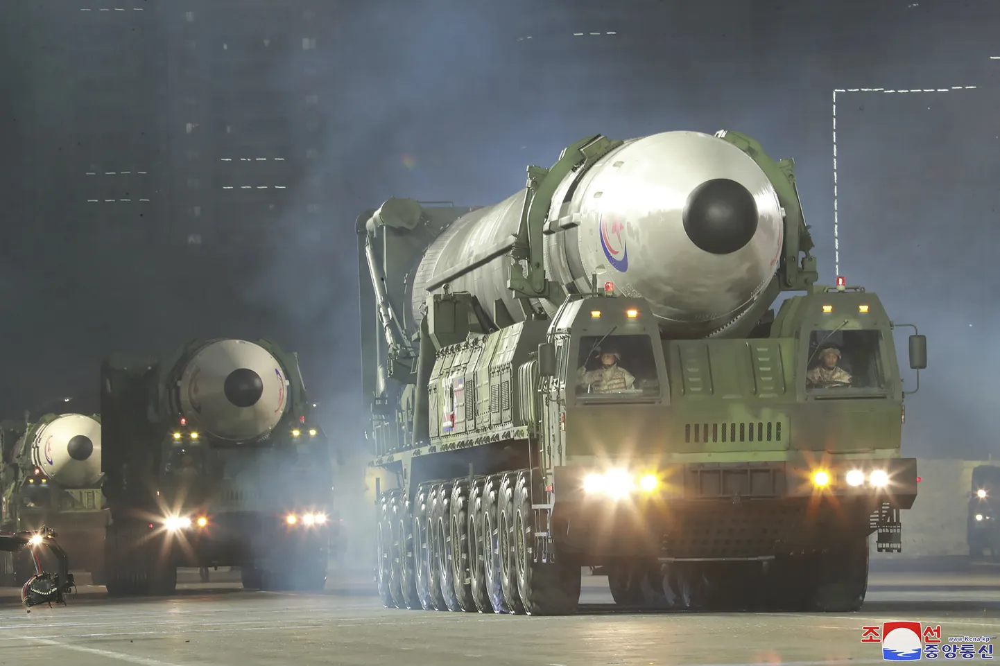 Põhja-Korea mandritevaheline ballistiline rakett Hwason-17 sõjaväeparaadil.