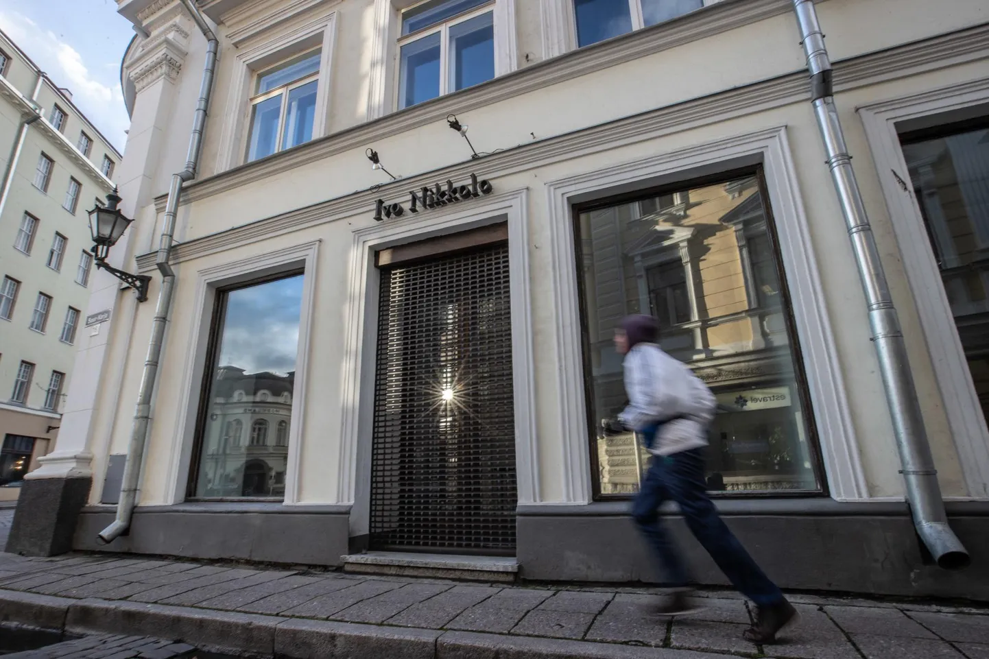 Baltika suletud Ivo Nikkolo esinduskauplus Suur-Karja tänaval.
