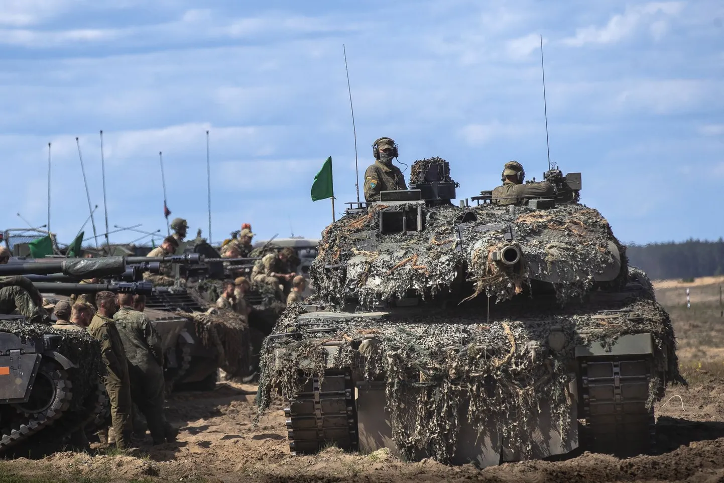 Немецкие танки на учениях НАТО в Литве. Май 2023 года.