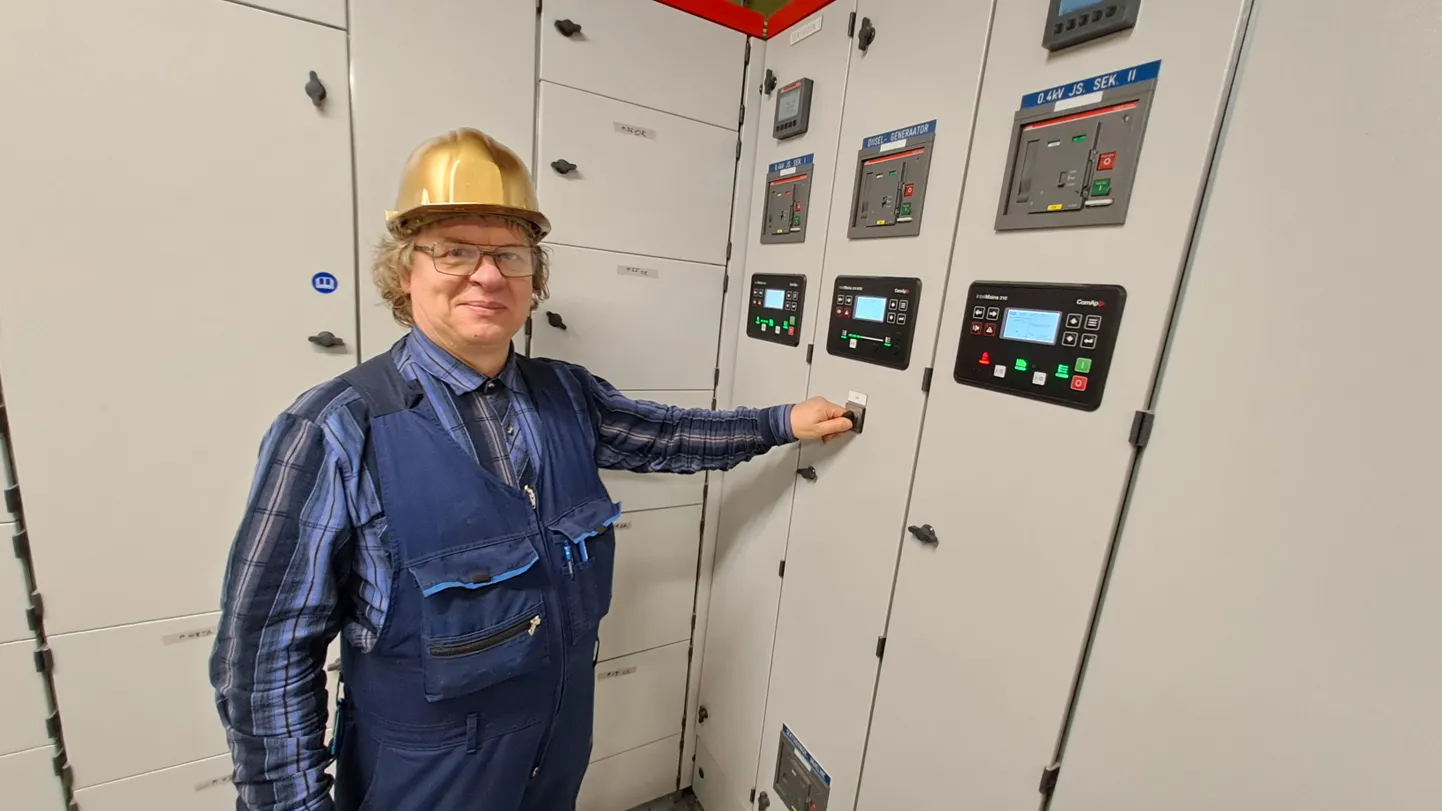 Lõuna-Eesti haigla tehnik-elektrik Ago Pettai haigla elektrivarustuse südames.
