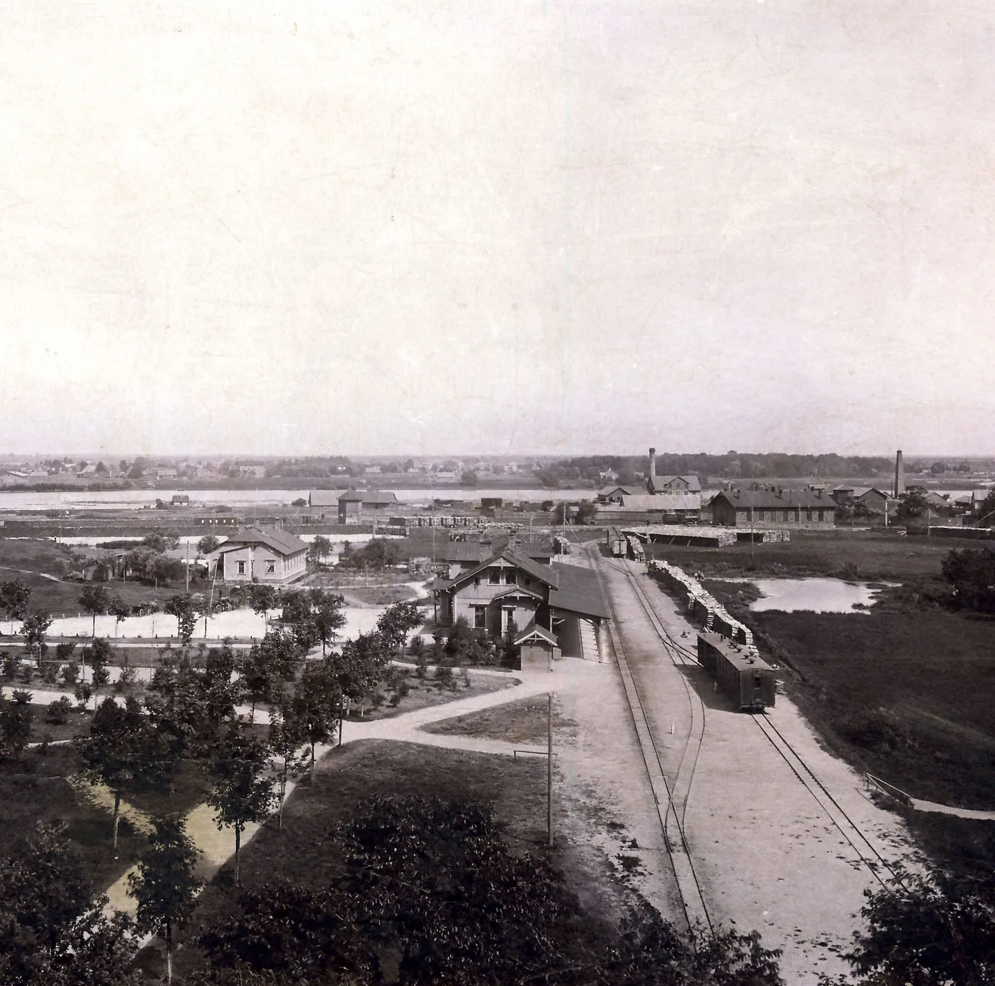 Pärnu kesklinn oli raudteejaama ümbruses aastal 1897 päris hõre. Tiigi tagant paistev ait on praegugi alles.