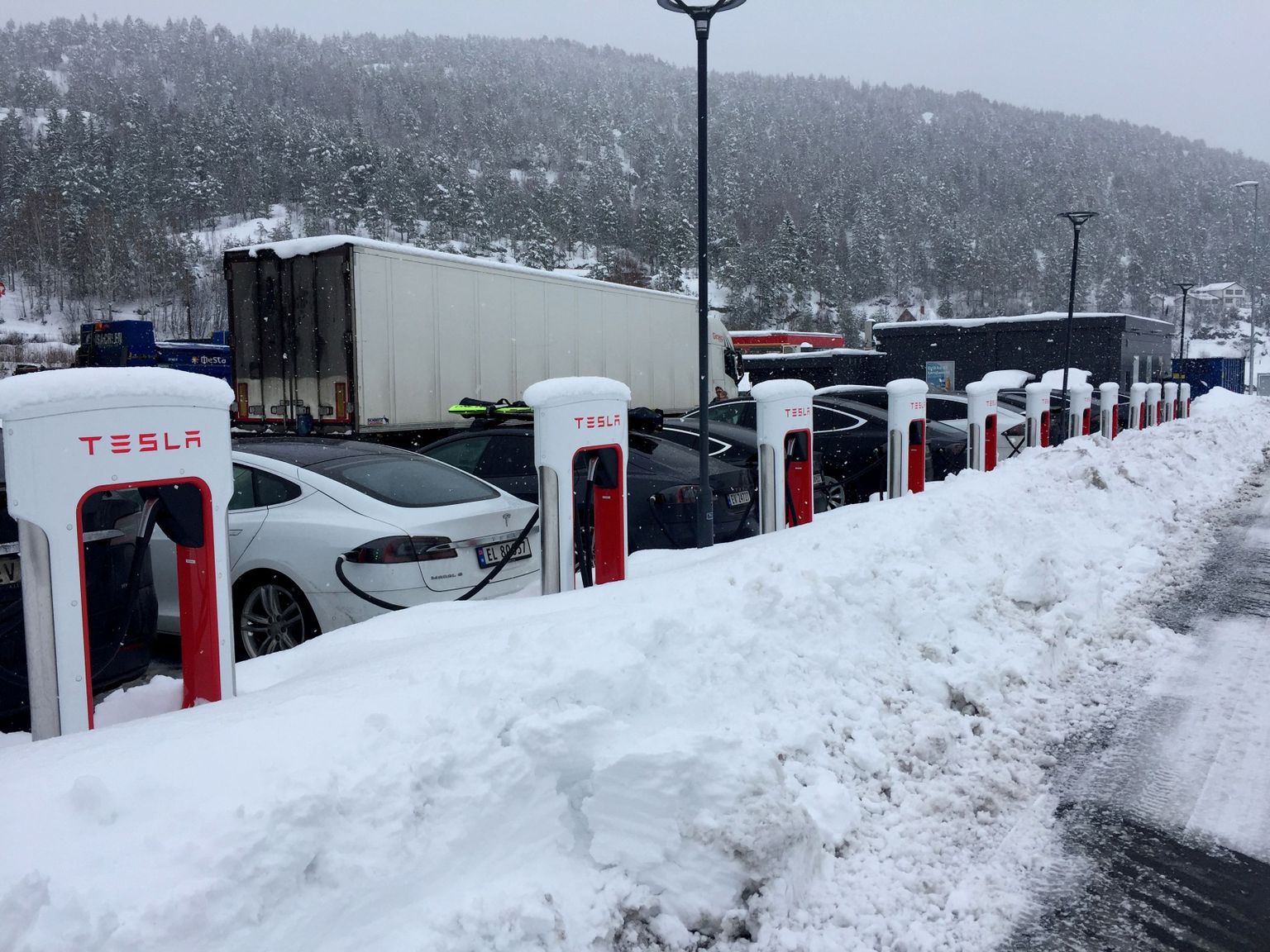 Tesla laadimisjaam Gulsvikis, Norras.