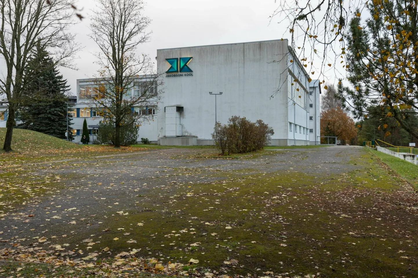 Viimasel kahel aastal on Jakobsoni kooli ette mänguväljaku rajamise idee jäänud napilt kaasava eelarve võidurahast ilma. Selgi korral on Jakobsoni kooli kohta ettepanek, kuid see pole mänguväljak.