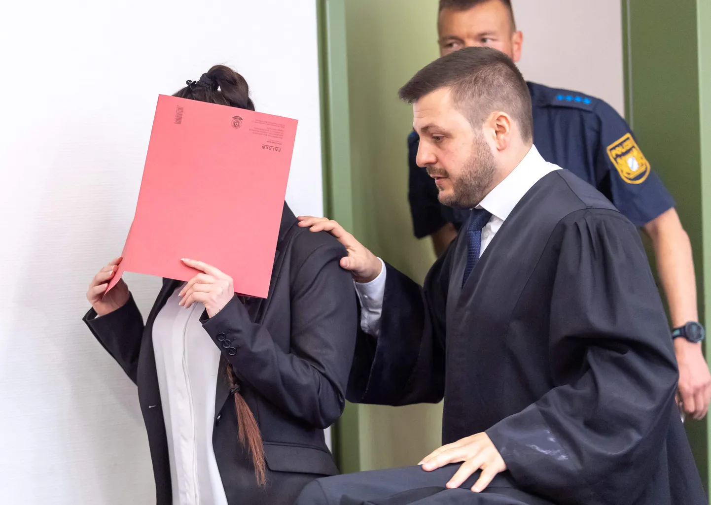 Sõjakuritegudes süüdistatud Jennifer W. Münchenis kohtu all.