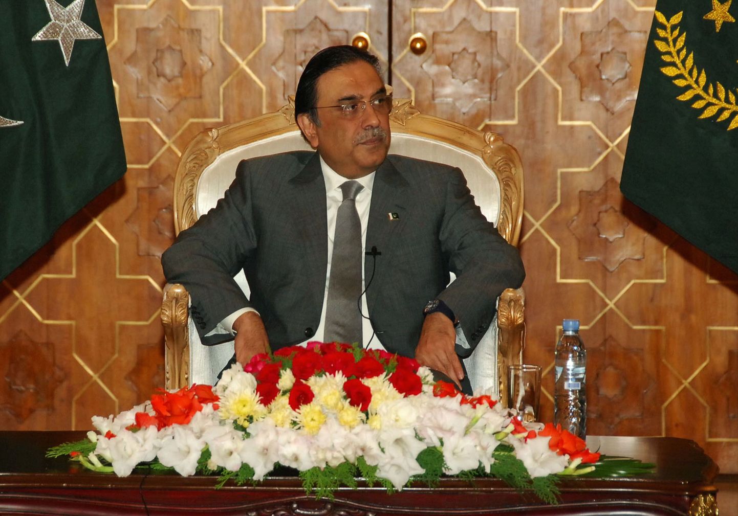 Pakistani presidendi Asif Ali Zardari jalgealune on kõikuma löönud.