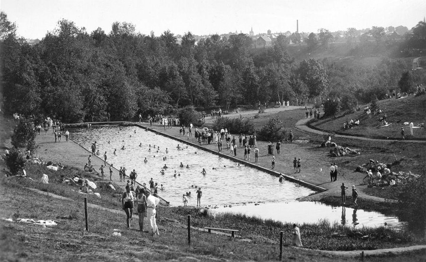 1930. aastatel pulbitses Uueveski basseinide ümber tõeline rannamelu.