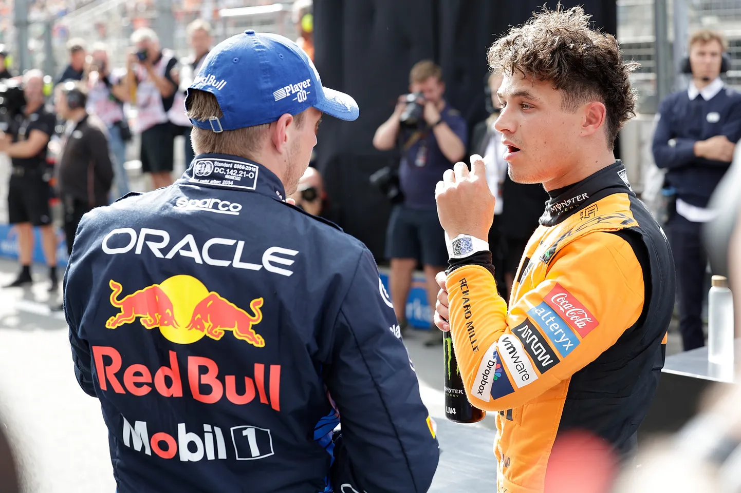 Lando Norris (paremal) näitas Hollandis Max Verstappenile ajasõidus tagatulesid.