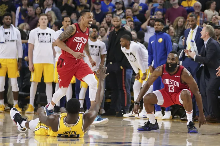 Äsja võiduviske tabanud James Harden saadab teele tervitused maas lebavale Draymond Greenile.