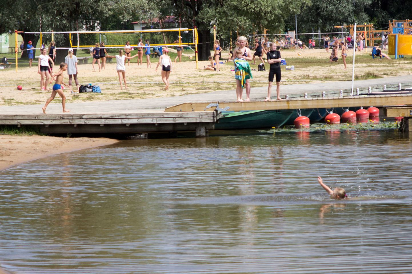Soe suveilm meelitas Viljandi järve randa palju puhkajaid.