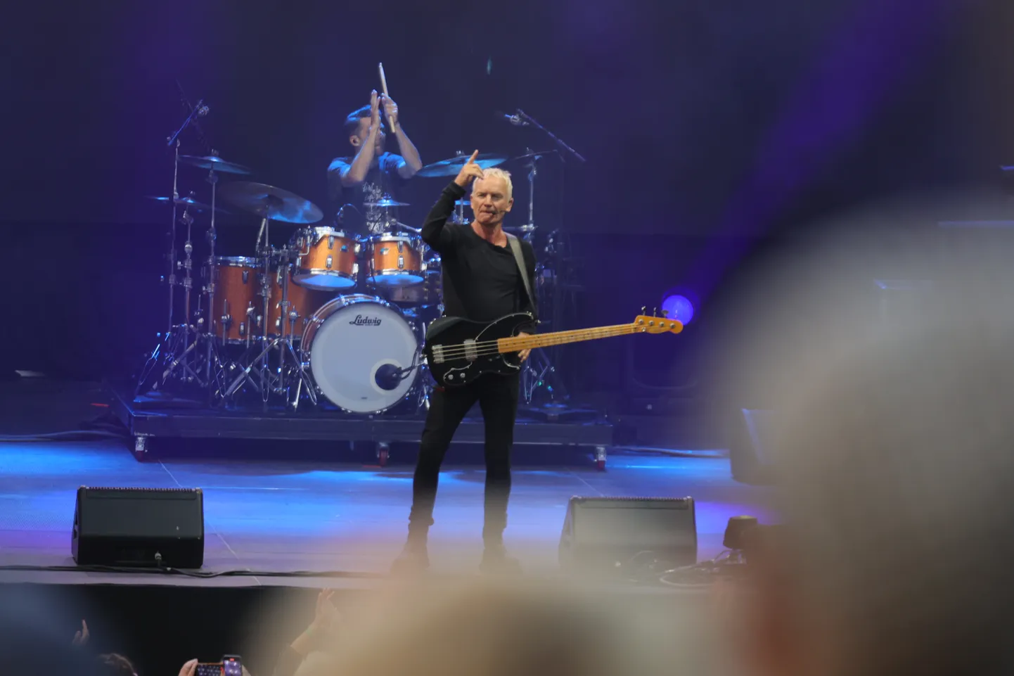 Stingi kontsert Tartu lauluväljakul pani kuulajad puusi õõtsutama, kuid kõvasti kaasa laulma ei hakatud.