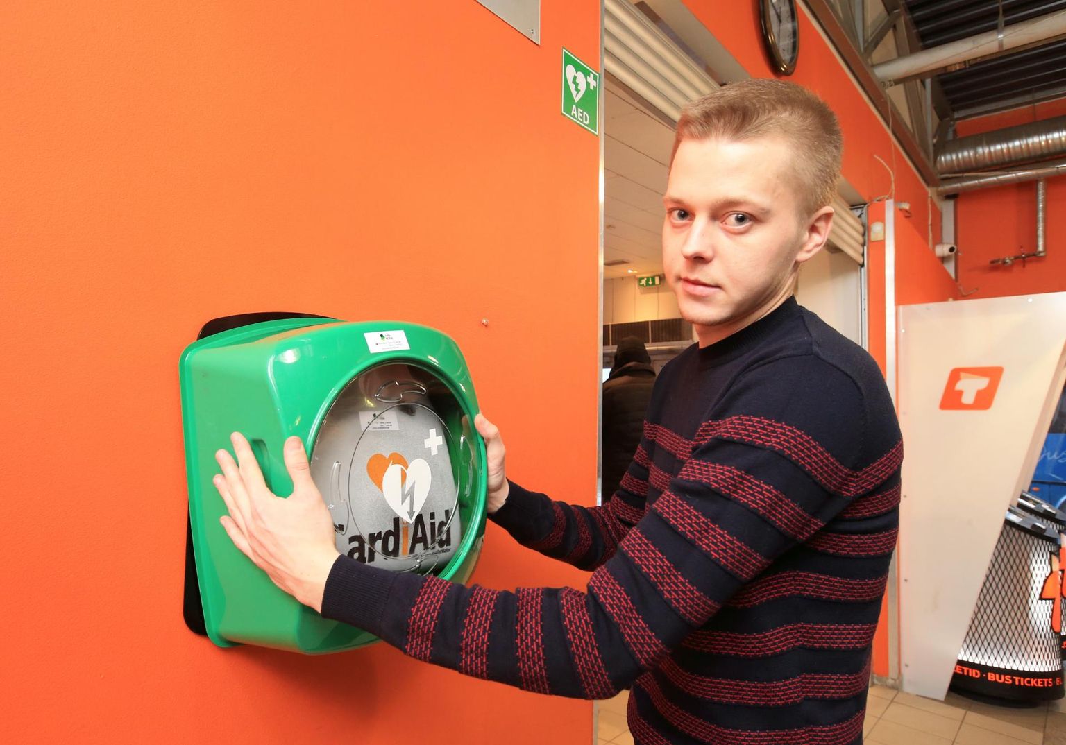 Tartu bussijaama paigaldas Hansa Medicali müügiesindaja Tanel Tamm täisautomaatse elustamisaparaadi. Sel aastal lisandub selliseid Tartusse üheksa.