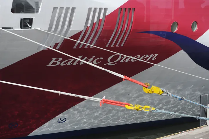 Tuul rebis reisilaeva Baltic Queen kai küljest lahti
