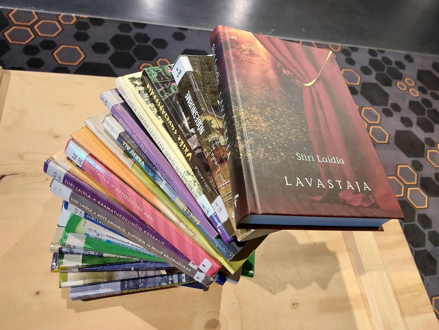Siiri Laidla uue raamatu, romaani «Lavastaja» (esiplaanil, 407 lk, kujundanud Virge Ilves) on välja andnud kirjastus Tänapäev.