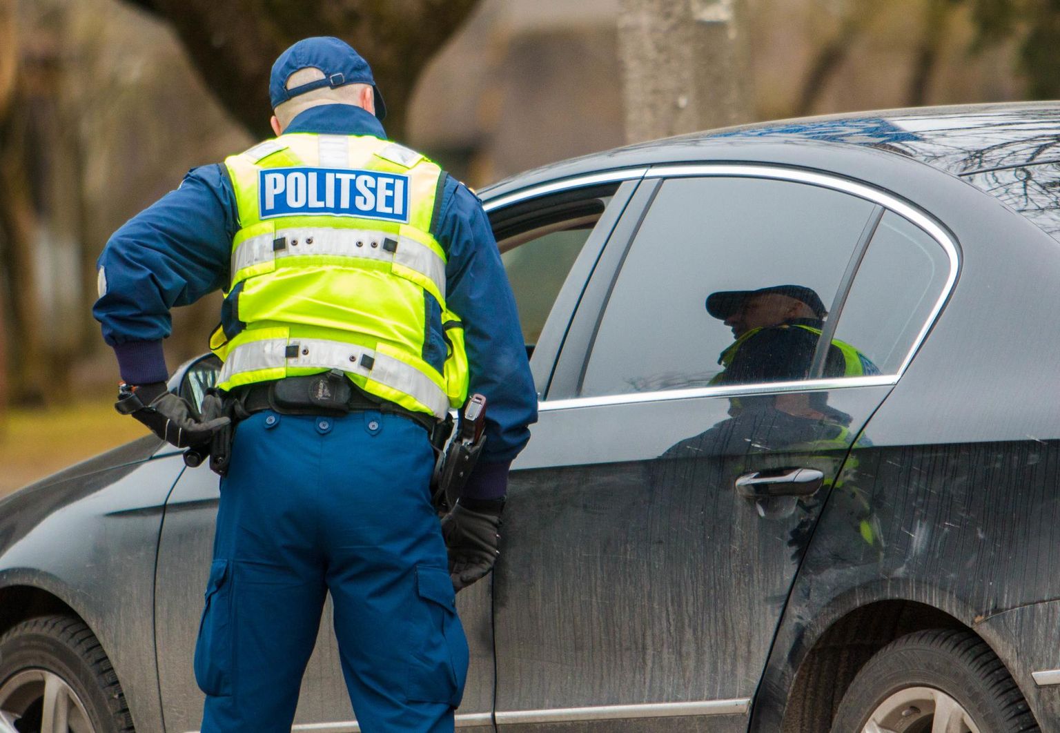 Politsei kontrollis Pärnu kesklinnas, kas autojuhid kasutavad rooli keerates mobiiltelefoni või keskenduvad sõidule.