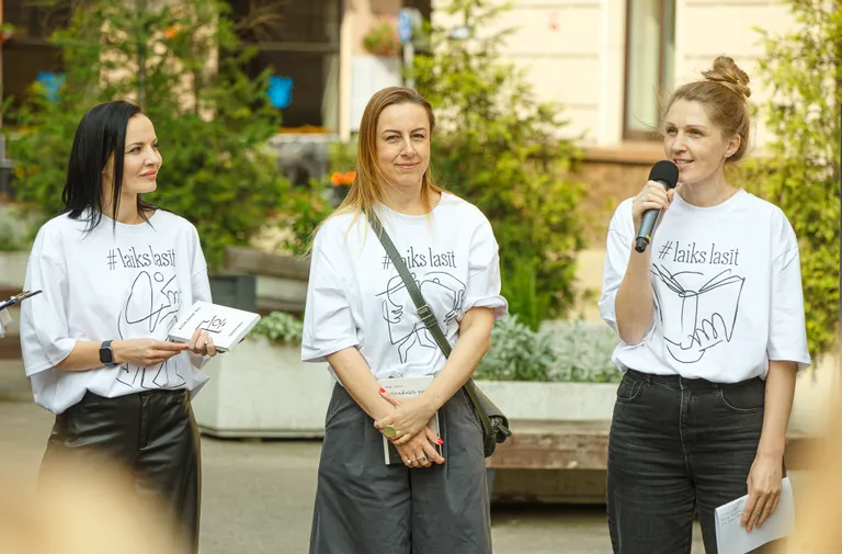 Rakstnieces Inga Grencberga, Zane Zusta un Laura Vinogradova iniciatīvas #laikslasīt aktlāšanā otrdien, 10. jūnijā.