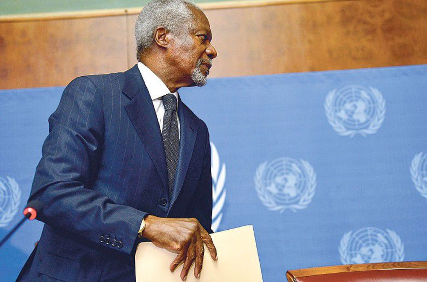 Kofi Annan möödunud neljapäeval Genfis lahkumas pressikonverentsilt, kus ta tagasiastumisest teatas.