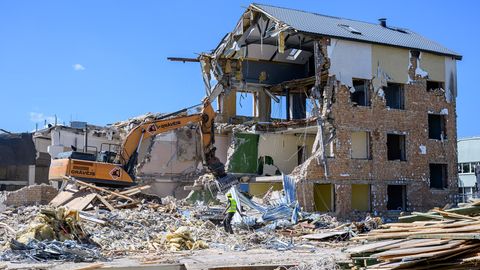 FOTO ⟩ "Lidl Latvija" sāk demontēt vairākas ēkas Torņakalnā