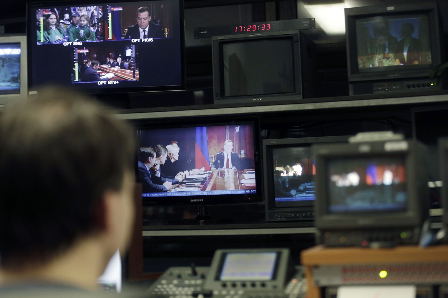 Baltijas Pirmā kanāla (PBK) tehniķis uzrauga Krievijas TV satura pārraidi Rīgā 2015. gada 26. janvārī